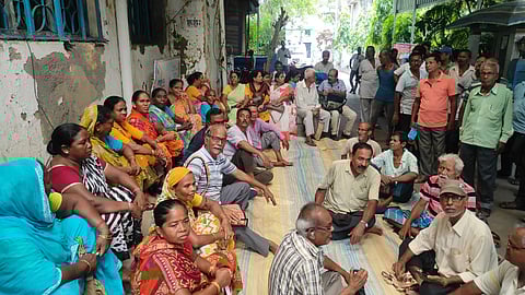 हुगली -चुंचुड़ा पालिका के सामने प्रदर्शन करते हुए लोग