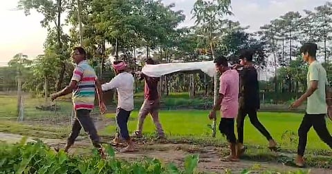 महिला के शव को डेढ़ किलोमीटर तक कंधे पर लादकर पहुंचाया घर