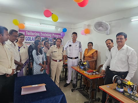 युवाओं को कम्प्यूटर व सिलाई मशीन की ट्रेनिंग दे रहा है गोलाबाड़ी ट्रैफिक गार्ड