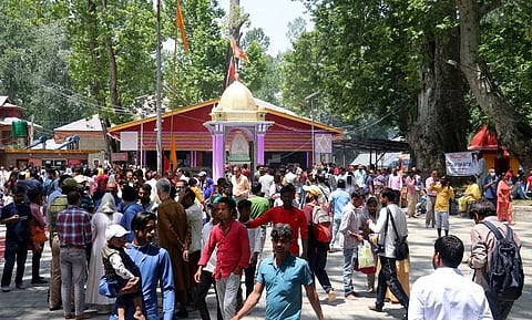 सैकड़ों कश्मीरी पंडित खीर भवानी मेले के लिए रवाना