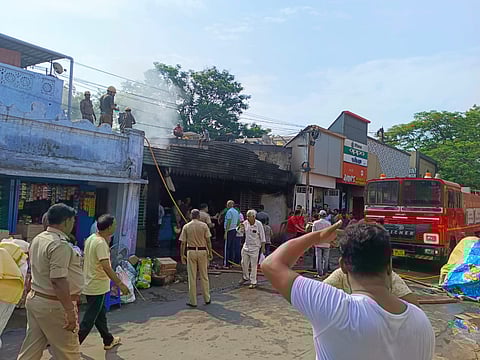 खड़गपुर के गोलबाजार में एक कास्मेटिक्स की दुकान में लगी आग को बुझाते दमकल कर्मी