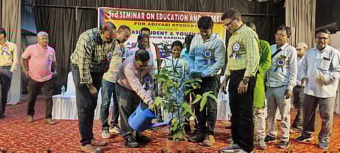 आदिवासी समाज के बच्चों को शिक्षा में आगे बढ़ाने के लिए सेमिनार आयोजित