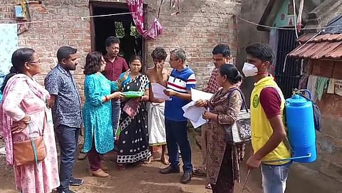 लोगों को जागरूक करते नगर पालिका के अधिकारी