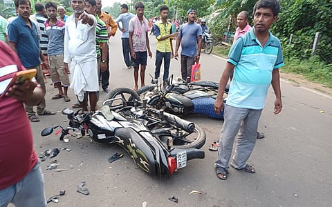 पश्चिम मिदनापुर जिले के सबंग में दो बाइकों के बीच हुई टक्कर के बाद का दृश्य