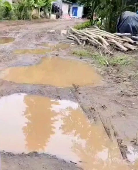 वह सड़क जिसकी सांसद देव ने मरम्मत कराने का वादा किया था