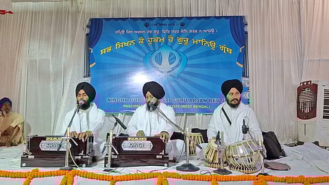 कीर्तन करते रागी जत्था के इंदरजीत सिंह