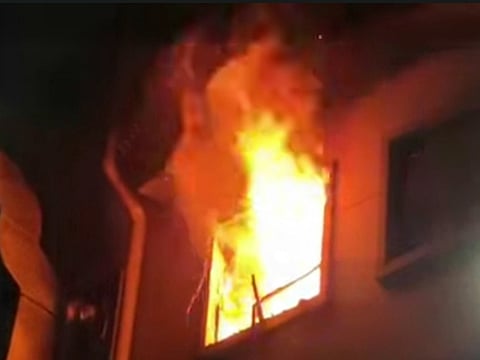 बालीगंज के होटल में लगी भयावह आग, 50 लोगों को बचाया गया