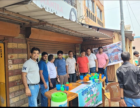 मारवाड़ी युवा मंच ने राहगीरों को पिलाया शर्बत