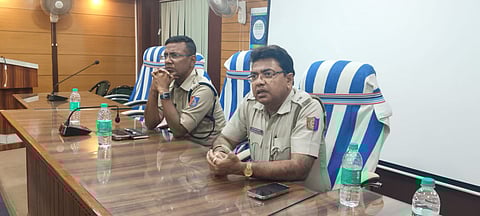 पीस कमेटी की बैठक में उपस्थित डीसी सेंट्रल ध्रुव दास व साउथ थाना प्रभारी कौशिक कुंडू