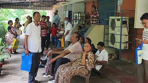 चाबी को लेकर बैंक के बाहर घंटों परेशान हुए ग्राहक