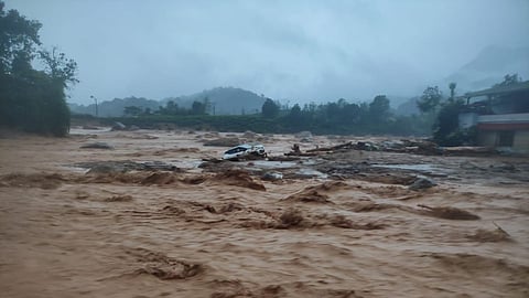 उत्तर बंगाल में भारी बारिश की संभावना, रेड वार्निंग
