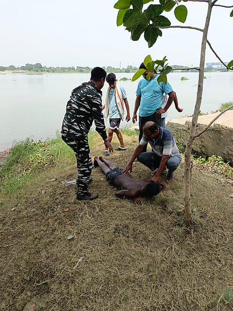 सिविक वॉलेंटियर और स्थानीय लोग नदी से किशोर को उद्धार कर अस्पताल ले जाते हुए