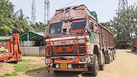 नाका जांच देख अवैध बालू लदे ट्रकों को छोड़ फरार हुए ड्राइवर-खलासी