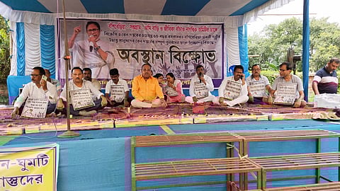 विधायक तपन दासगुप्ता पुनर्वासन के लिए धरना देते हुए