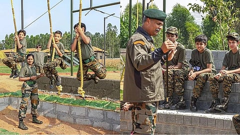 महाराष्ट्र में छात्रों को मिलेगा बुनियादी सैन्य प्रशिक्षण