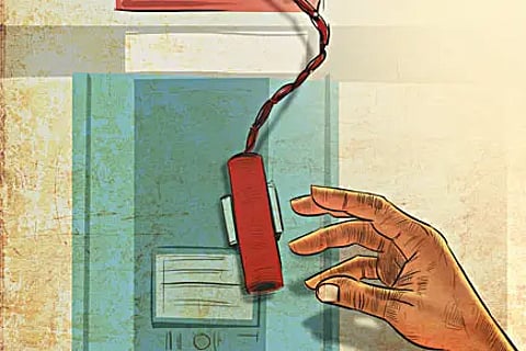 kolkata, railway, alarmchain, pulling