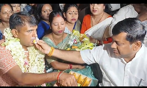 केंद्रीय मंत्री सुकांत मजुमदार बीएसएफ जवान को मिठाई खिलाते हुए