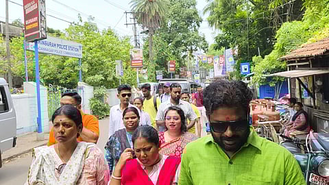 भाजपा कार्यकर्ता चुंचुड़ा थाना जाते हुए