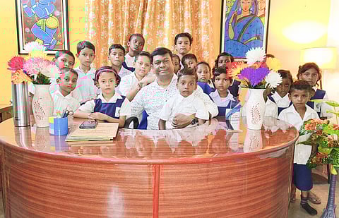 बच्चों के साथ प्राचार्य अमित पात्रा