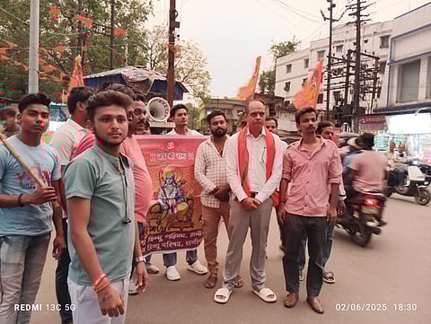 प्रदर्शन करते विश्व हिंदू परिषद के सदस्य