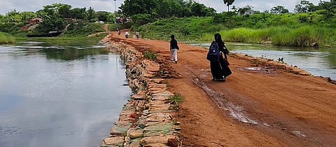 कंसावती नदी को पार करने के लिए बना रास्ता जो नदी में पानी बढ़ने पर डूब जाएगा