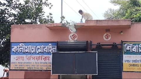 तोड़ी जा रही दुकान