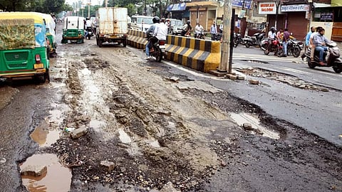 इंग्लिश बाजार नगरपालिका की सड़क हुई बदहाल