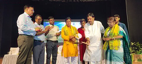 दीप प्रज्वलीत करते आसनसोल नगर निमग के चेयरमैन अमरनाथ चटर्जी व अन्य