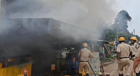 खड़गपुर के इंदा इलाके में एक खाने की दुकान में लगी आग को बुझाते दमकल कर्मी