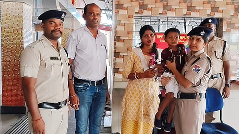 मां से भटककर 3 वर्ष की बच्ची अकेली ट्रेन चढ़ी, सनसनी