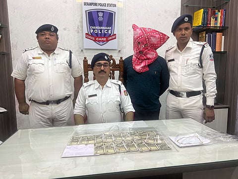 श्रीरामपुर थाने के आईसी सुखमय चक्रवर्ती गिरफ्तार अभियुक्त को दिखाते हुए