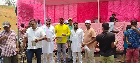 सिख समाज ने राहगीरों में शर्बत व चना वितरण कर दी अपनी सेवा