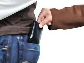 बड़ाबाजार में बस में यात्री के पॉकेट से चुराये 1.05 लाख रुपये