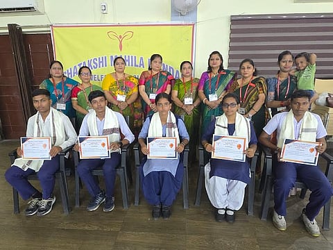 मेधावी विद्यार्थियों को शताक्षी महिला मंडल ने किया सम्मानित