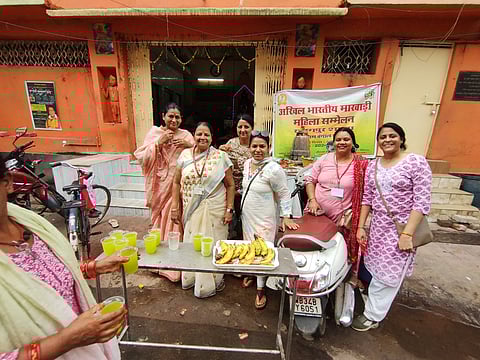 खड़गपुर में मारवाड़ी महिला सम्मेलन की ओर से खरीदा हनुमान मंदिर के पास किया जा रहा शरबत वितरण