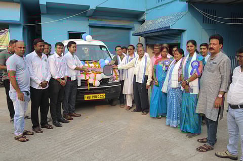 विधायक मोहन चंद्र नस्कर एम्बुलेंस की चाबी सौंपते हुए