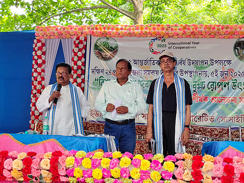 यूएफएससीएसलि के सचिव स्वपन कुमार राय वक्तव्य रखते हुए, साथ में हैं डॉ. रजत शुभ्र नस्कर व अन्य