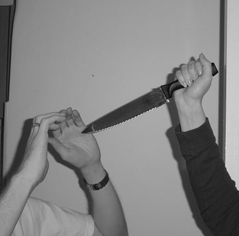 नॉर्थ पोर्ट थाना के निकट दो पुलिस कर्मियों पर चाकू से हमला