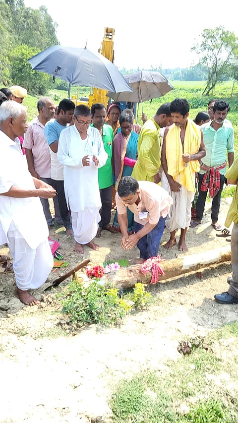 नदी बांध की मरम्मत कार्यों की आधारशिला रखते हुए मंत्री बंकिम चंद्र हाजरा