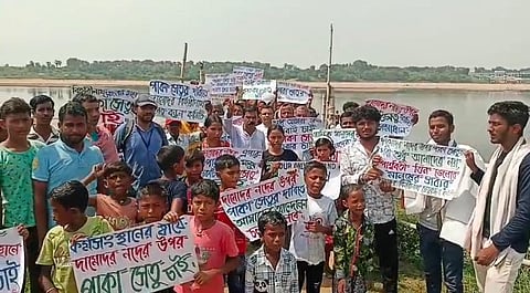 दामोदर नदी पर पक्का पुल बनाने की मांग को लेकर किया गया प्रदर्शन