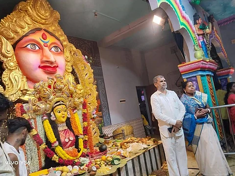 खड़गपुर के जय हिंद नगर माता पूजा में उपस्थित श्रीकांत महतो व अन्य