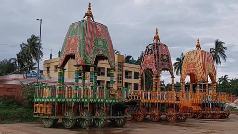 दीघा में रथ यात्रा के लिए तैयार खड़े भगवान जगन्नाथ, बलराम और सुभद्रा के रथ