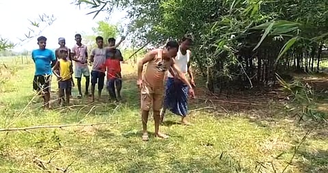 इसी स्थान पर लाकर युवक के पेट में चाकू मारे जाने का आरोप है