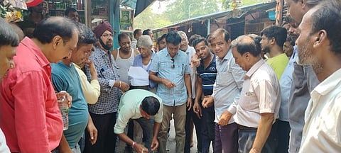 पार्षद ने बर्नपुर बाजार की समस्याओं का समाधान कर सड़क का किया शिलान्यास