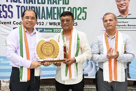 ग्रीफिन्स इंटरनेशनल स्कूल शतरंज प्रतियोगिता के मौके पर ग्रैंड मास्टर दिब्येंदु बारुआ को स्मारक प्रदान करते स्कूल के चेयरमैन अभिषेक यादव