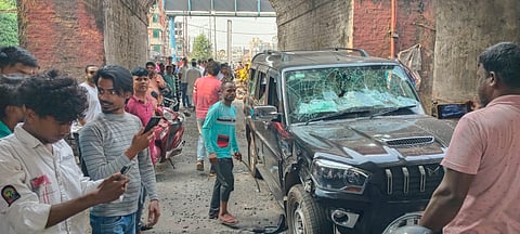 तृणमूल स्टीकर लगे स्कार्पियों ने स्कूटी में मारी टक्कर, आक्रोशित लोगों ने गाड़ी में की तोड़ फोड़