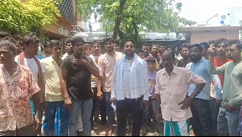 प्रदर्शन करते ग्रामीण