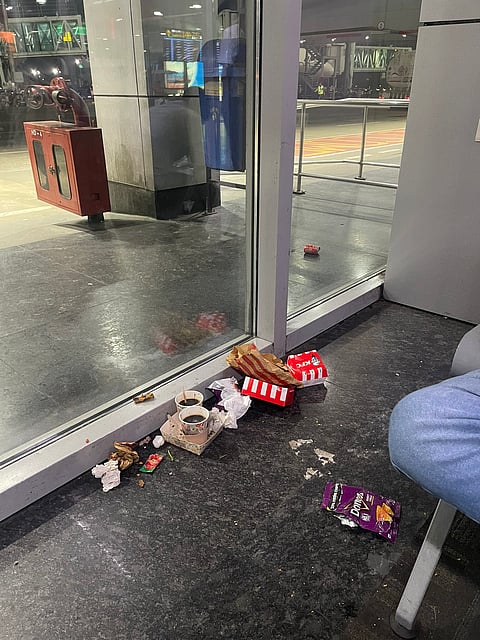 एयरपोर्ट पर गंदगी फैलाने को लेकर यात्रियों में गुस्सा