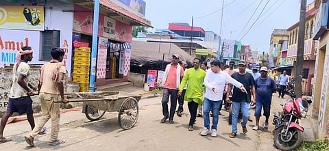 खड़गपुर के मलिंचा में सड़क निर्माण का जायजा लेते पूर्व विधायक और एमकेडीए अधिकारी