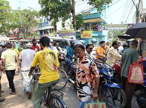 लोग जीटी रोड जाम कर प्रदर्शन करते हुए